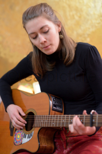 Nora Lotz (here with Guitar) is a Singer-Songwriter from Hannover (Germany). She plays many different instruments and sings very empathetic with a beautiful voice. Nora Lotz (hier mit Gitarre) ist eine Singer-Songwriterin aus Hannover. Sie spielt viele ve